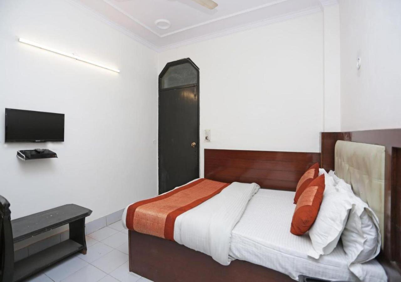 Family Spot Hotel New Delhi Exterior photo